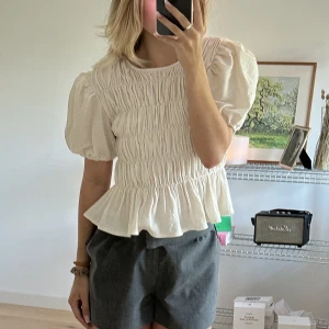 Blus - Så söt blus från mango🌸🌸jättefin offwhite/beige färg med söta puffärmar!