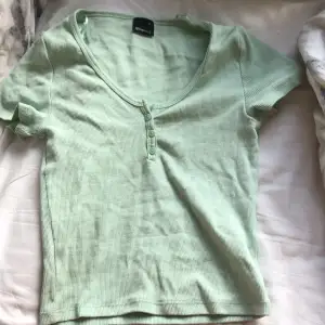 Säljer denna tröja från Gina tricot, den är mer grön i verkligheten men det syns ej i kameran. Jag använder inte denna, har använt 1-2 ggr. 