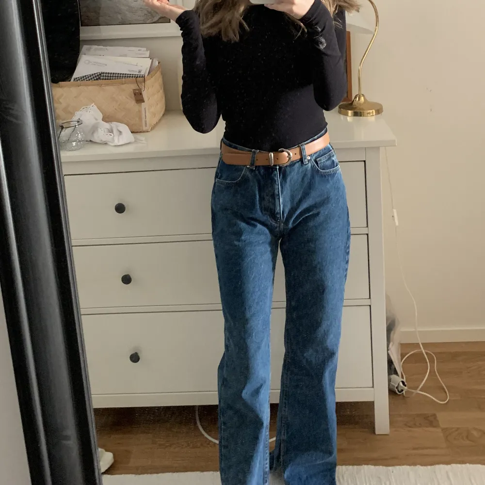 Jeans från Mango i modellen Melissa. Helt nya har bara provat dem. Hög midja, slits i benen. Jag är 168 cm lång :) . Jeans & Byxor.