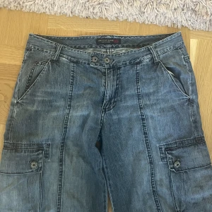 cargo jeans  - jätte snygga cargo jeans som inte kommer till användning. Dom e långa på mig som är 1,55 ungefär och lite slitna längst ner men skriv dm för fler bilder💕 skulle tro att midjemåttet är ungefär 80. Tryck inte på köp nu skriv i dm helst