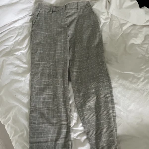 Kostymbyxor mönstrade  - Säljer dessa mönstrade konstymbyxor från hm. Fint skick endast använda fåtal gånger. Mönstrade. Storlek 34. Fickor fram samt detalj fickor där bak. 