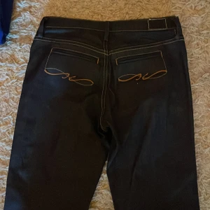 Low waist jeans - Säljer ett par SÅ snygga lågmidjade jeans från Tommy Hilfiger i storlek 26/32. De har detaljerade fickor och är raka i benen, så snygga! De är mörkblåa.
