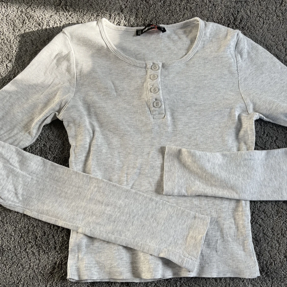 Långärmad grå tröja