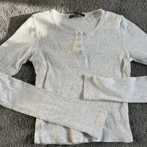 Långärmad grå tröja - Jättefin grå, ribbad, långärmad tröja som är i nyskick. Kommer inte till användning för mig.