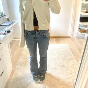 Beige kofta  - Stickad kofta från HM. Koftan går att styla både öppen och knäppt. Den är flitigt använd och därför lite nopprig. Skriv för fler bilder.