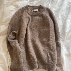 Stickad tröja - Jättefin stickad tröja från zara! Osäker om den säljs längre, köpte för 499!  Har ej använt mer än 1 gång💞 Jätte fint skick! Skriv för frågor