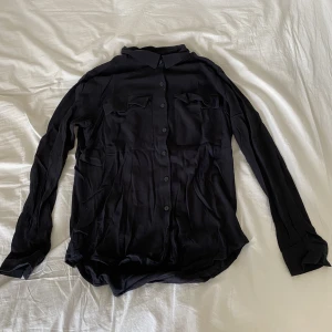Svart skjorta - Svart skjorta från Lager 157. Har använt den bara en gång då den är för liten för mig.