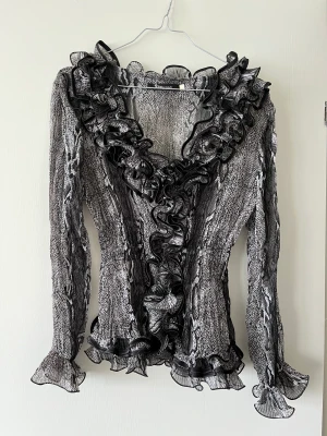 Mönstrad långärmad tröja - Snygg unik långärmad tröja. Inköpt i Paris. Använd ett fåtal gånger. 