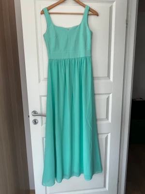 Festklänning  - Använd 1 gång väldigt fin i verkligheten 