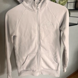 Peak Performance ziphoodie  - Peakhoodie i fint skick utan några skavanker! Strl XS. 