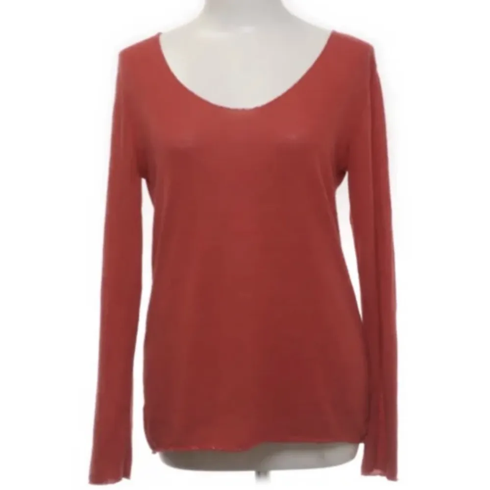 En röd långärmad tröja liknande intimissimi😊. Toppar.