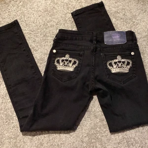 Victoria Beckham  - Superfina lågmidiade Victoria Beckham jeans! Skulle säga att dom passar perfekt i storleken xs, köparen står för frakt eller kan man hämta upp💗🌷