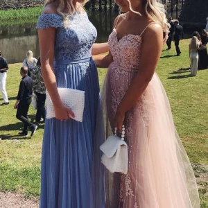 Balklänning dressroomlinné - Hej, jag säljer nu  denna UNDERBARA balklänning från Dressroom Linné, den är  i superbra skick och kostade 7 000kr i butik. Kan skicka fler bilder om så önskas ❤️❤️