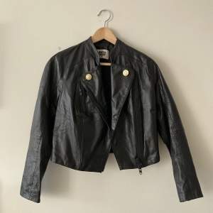 ”Forever Leather Jacket” (äkta skinn) från Weekday. Aldrig använd men två knappar är fastsydda på framsidan (den skulle bli ett remake-projekt). Strl S.