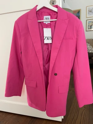 Helt ny ZARA kavaj - Härligt rosa kavaj från ZARA, helt ny med tags kvar. Stl XS men är rymlig och passar en S bra.