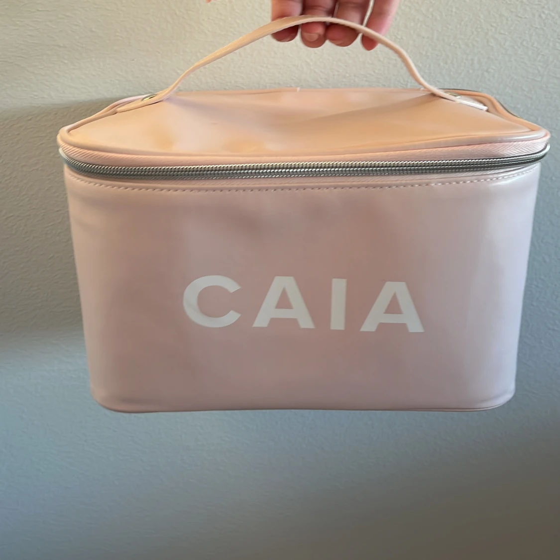 Caia necessär!