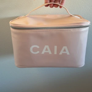 Caia necessär! - Jag säljer min super snygga Caia necessär, då den inte kommit till användning. Den är knappt använd och nästan helt ny! Den är i bra skick! 😊