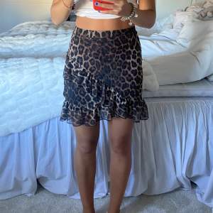 En leopard kjol från Nelly. Denna kjolen har inte kommit till användning mycket så den är i väldigt bra skick. 