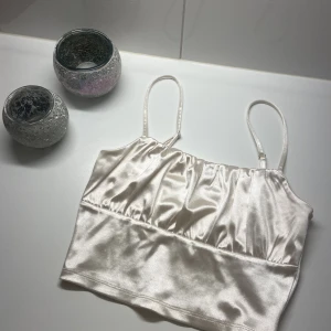 Topp  - Fin festligare topp 💗har tyvärr klippt av lapparna men väldigt säker på att det är en S i storlek. 