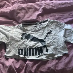 En grå puma t-shirt som är croppad (väldigt kort) i strl S. Säljer då den ej används