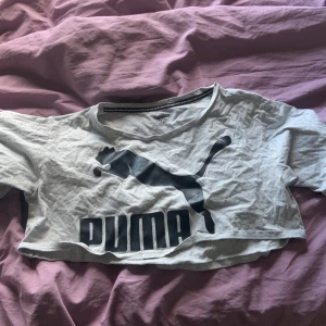 Croppad puma tröja strl S - En grå puma t-shirt som är croppad (väldigt kort) i strl S. Säljer då den ej används