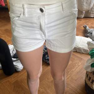 Ett par vita shorts som jag nästan aldrig använt.