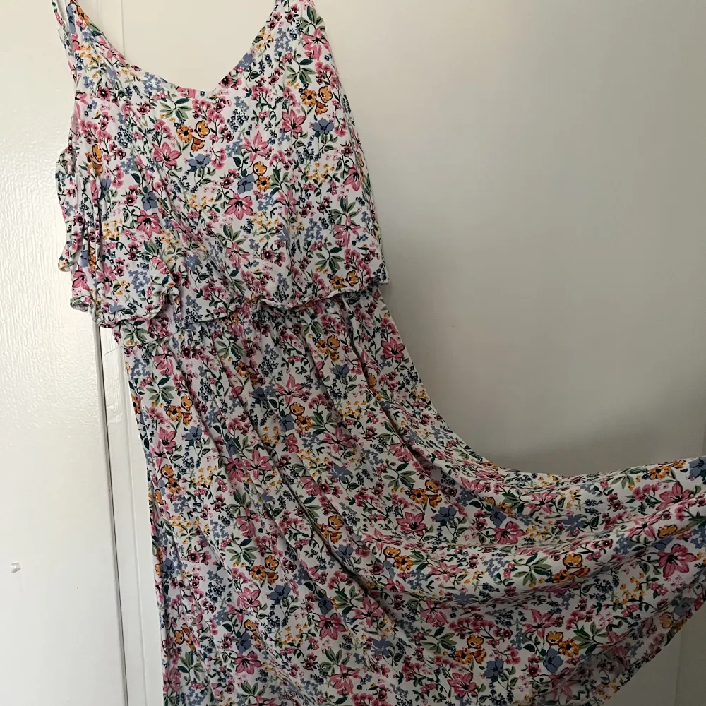 En perfekt klänning till sommaren från hm. Köpt för 250.  Kan gå ner i pris. I ungefär nyskick. Köparen står för frakten. Tryck gärna på köp nu 💞💞. Klänningar.