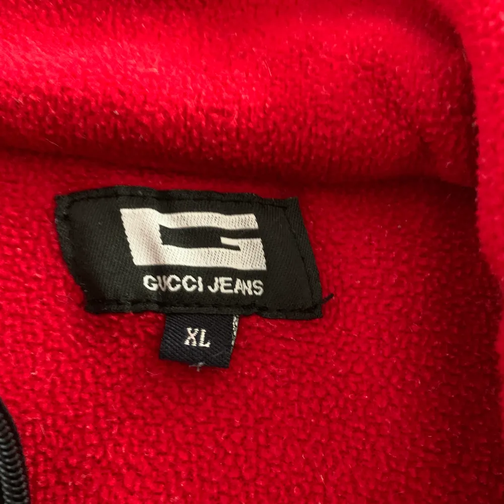 🪩 Fleece från Gucci. Storlek ”XL” men passar bra på mig med S. Passar xs till m. Perfekt till sommarkvällar, höst o vinter.. Tröjor & Koftor.