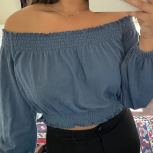 Off shoulder tröja  - Bekväm blå off shoulder tröja, okänt märke tyvärr. Bara att skriva om ni har frågor 😊