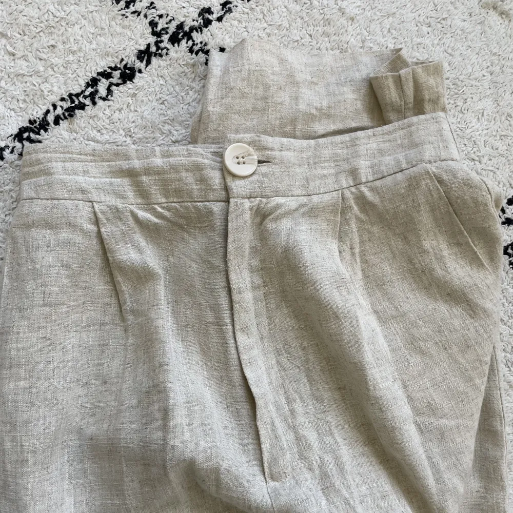 Fina naturfärgade linnebyxor, tyvärr för små,från stradivarius. Står stl 38 men passar bättre på en 36 eller mindre ✨. Jeans & Byxor.