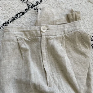 Högmidjade linnebyxor från stradivarius  - Fina naturfärgade linnebyxor, tyvärr för små,från stradivarius. Står stl 38 men passar bättre på en 36 eller mindre ✨