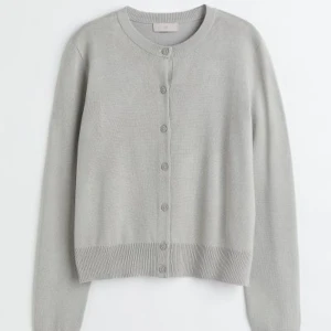 Kofta - Säljer en jättefin ljus gråbeige koftan ifrån H&M🤩 HELT NYSKICK DÅ JAG ALDRIG HAR ANVÄNT DEN! Köpte för 179 kr o säljer för 110 kr🫶🏻 Pris kan diskuteras!