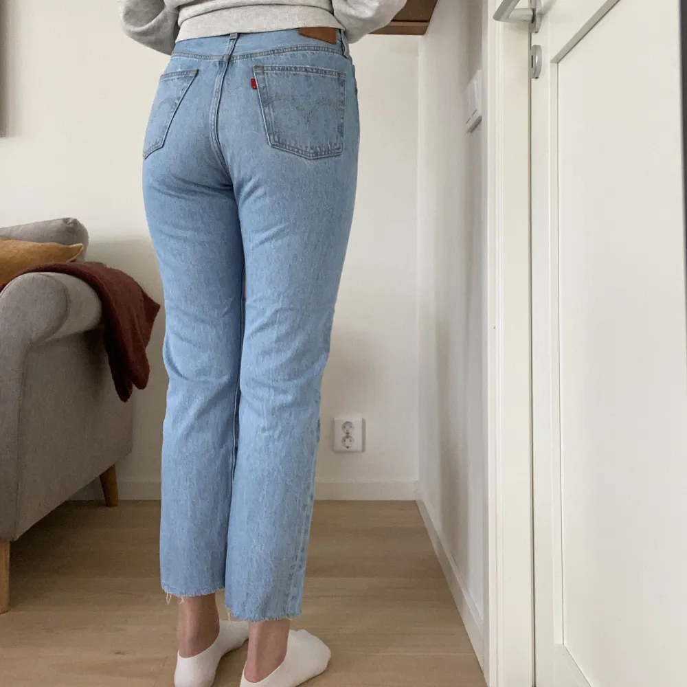 Säljer mina 501or pga att dom är lite för stora, använda ca 2 gånger 🩵. Jeans & Byxor.