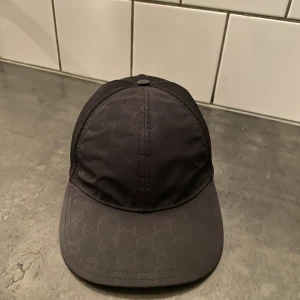 Gucci keps Nylon - Skick 10/10 använd ett par fåtal gånger. Fick den i present