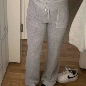 Ljusgrå juicy byxor - Säljer mina ljusgrå juicy byxor, 400 i Umeå annars frakt 54. Inga defekter. Andvända 2-3 gånger.