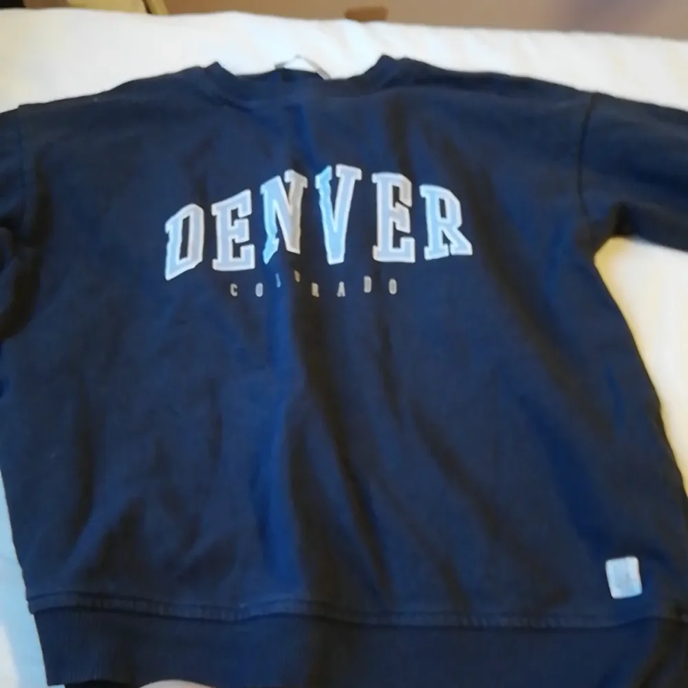 En tunnare hoodie från lager 157 där det står Denver på. Nästan aldrig använd. Blanding av svart och blå. . Hoodies.