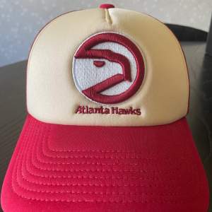 Keps av märket Mitchell and Ness med laget Atlanta Hawks på. Skick 9/10