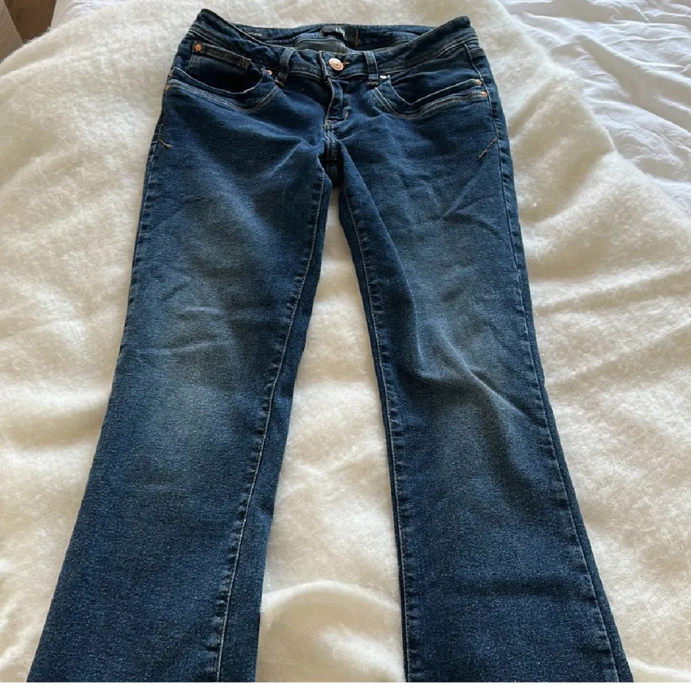 Säljer mina ltb jeans i modellen valerie som knappt är använda och i nyskick 🩷säljer då de är för stora i midjan! nypris är 700kr 🩷skriv privat för fler bilder . Jeans & Byxor.