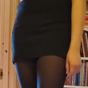 En simpel men söt svart mini kjol som funkar till allt! Köparen står för frakt 