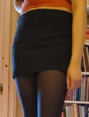 En simpel men söt svart mini kjol som funkar till allt! Köparen står för frakt 