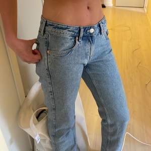 Lågmidjade Weekday Jeans i modellen Arrow Low.  Inga defekter eller hål. Nypris: 590 (köparen står för frakten)