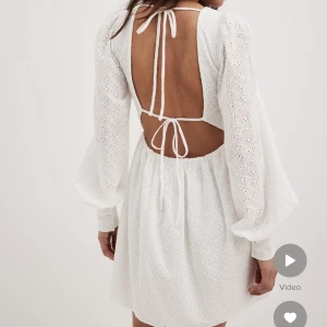  klänning -  banden i ryggen är justerbara allyså kan man få den hur taight eller löst man vill! Köpte för 550 och säljer den för 300