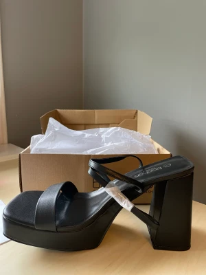 Platåskor med bred klack  - Hej!  Säljer nu dessa skor då de var i fel storlek. De är i storlek 41 och är i wide fit.  Klacken är på 8,5 cm Skorna är aldrig använda!
