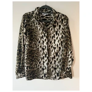 Fin skjorta  - Fin skjorta från Dea Axelsson. Passar även L. Nästan nyskick. Använd enstaka gånger 