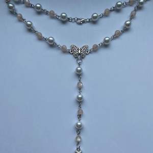 Rosary inspirerat coquette halsband! Pärlor i ljusrosa och vit. Hängsmycket kan bytas till någon på sista bilden!:>
