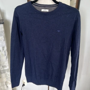 Tom Tailor - marinblå Bomullströja  - Väldigt snygg marinblå Bomullströja från tom tailor i väldigt gott skick, använd 1-3 gånger. Nypris 550kr. 