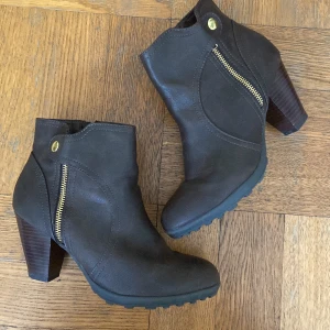 Klackboots - Fina bruna boots med klack och dragkedja på båda sidor. Köpta från din sko. Använda men i bra skick! Storlek 37