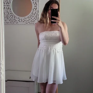 Klänning  - Vit klänning använd 1 gång. Storlek M/38 men funkar också bra för en S.