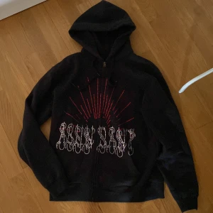 Abundant ziphoodie - Snygg zip hoodie i bra skick, från Abundantbrands, nypris ungefär 700kr, står ej storlek men den sitter som M