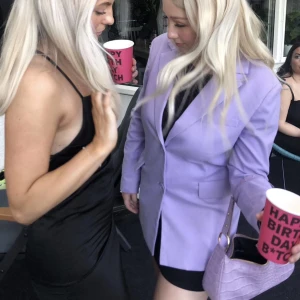 Lila kavaj - En skitsnygg lila oversize kavaj köpt från H&M. Endast använd vid ett tillfälle💜Strl S men passar flera storlekar beroende på hur man vill att den ska sitta då den är större i storleken! 